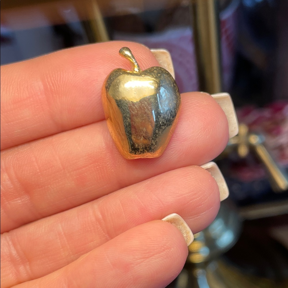 Vintage jubilee gold apple pin, darling!